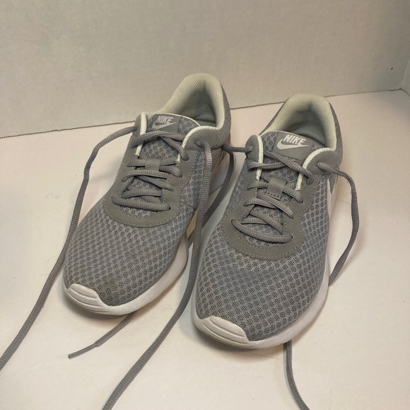 Nike Tanjun Running Shoe Grey/White Women's Size 7 Foam Sole Cushion Mesh like - Picture 12 of 12